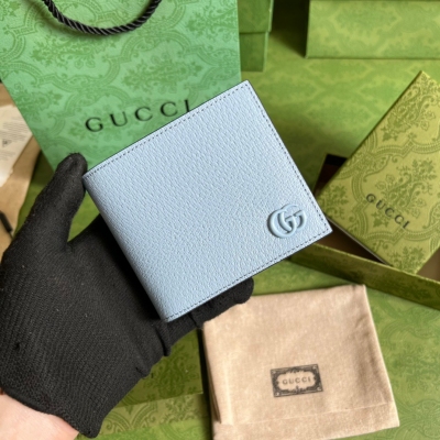 GUCCI古馳 正品開模製作，對版規格、對版內裡做法，市場獨家，圖案已成為品牌標誌之一，採用進口牛皮，簡單大氣，超大容量，非常實用，可拆卸義大利皮制腕帶！內裡側面底部均頂級牛皮製作而成。型號：428726。尺寸：10.5*9.5cm。顏色：