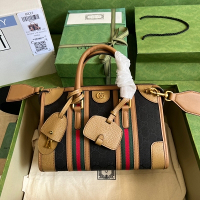 GUCCI古馳 小號帆布手提包，品牌全新 Exquisite Gucci 系列手提包煥新演繹旅行包風格。棕色原版GG帆布、條紋織帶、雙G配件、品牌經典標誌共同詮釋別致款型。黑色經典GG帆布，棕色皮革滾邊、金色調配件，紅綠織帶雙G，可拆卸身份