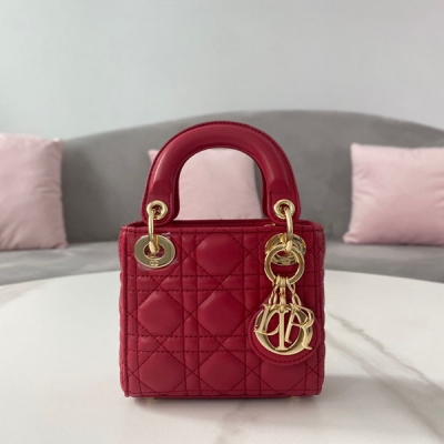 Dior迪奧 新品 超迷你 LADY DIOR 手袋 羊皮革藤格紋 這款超迷你 Lady Dior 手袋體現了 Dior 對精緻和美麗的深刻洞見。採用黑色羊皮革精心製作，飾以藤格紋緝麵線，標誌性版型搭配“D.I.O.R.”吊飾提升格調。迷你