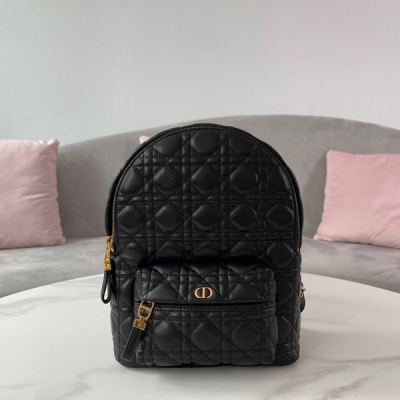 Dior迪奧 新品 小號 DIOR BACKPACK 雙肩背包 黑色羊皮革藤格紋 這款本季新款 Dior Backpack 雙肩背包時尚現代，與 Dior 經久不衰的優雅氣質融為一體。採用黑色羊皮革精心製作，搭配藤格紋緝麵線，精良的縫製工藝