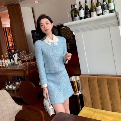 Miu Miu 2022/FW 乖巧富家女套裝這套把甜美高級融合的恰到好處 面料亮晶晶帶有細閃的珠片 走到哪裡都是最光彩奪目的千金大小姐 氣質拿捏到位SML