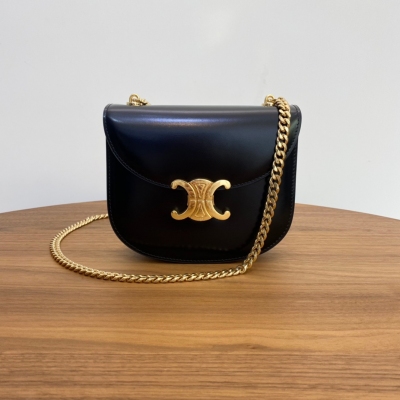 Celine 2022s 新品 TEEN BESACE TRIOMPHE鏈條亮澤牛皮革手袋新的凱旋門馬鞍包teen besace也太美了 不同以往的正方形包型，弧形的下擺增加了一絲柔美的感覺，也有一點俏皮可愛，容量也非常可 pro max都