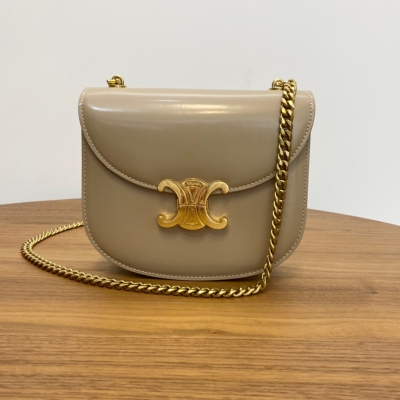 Celine 2022s 新品 TEEN BESACE TRIOMPHE鏈條亮澤牛皮革手袋新的凱旋門馬鞍包teen besace也太美了 不同以往的正方形包型，弧形的下擺增加了一絲柔美的感覺，也有一點俏皮可愛，容量也非常可 pro max都