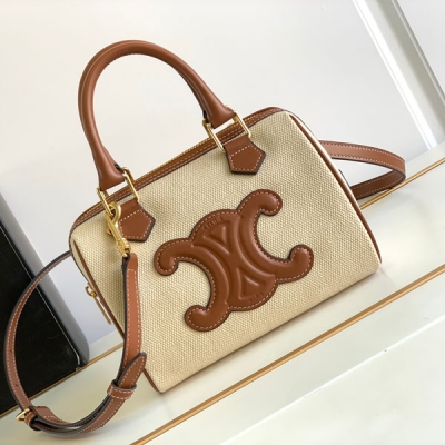 Celine 新品上線 2023s新春新品 凱旋門小號波士頓枕頭包出皮質和織物材質啦!皮質和織物材質融入了 CELINE 所有經典元素，復古味道更足 更有質感！滿滿的高級感高顏值的復古文藝氣息 容量：容量一如既往能裝 風格：百搭款，肩背和手