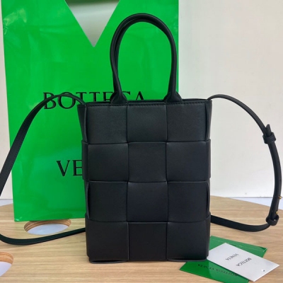 BV Bottega Veneta 早秋新品709341Cassette Mini Tote 心心念念盼的豎版托特包來啦！包身採用頂級小羊皮柔軟耐用 經典格子編織設計就是它最有具辨識度的標誌 自帶隨性懶惰的氣質 伴著秋日的晚風一定會文藝又爛