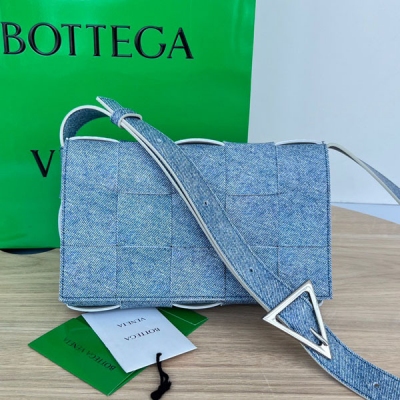 BV Bottega Veneta 新款 Cassette 牛仔皮出霍啦 578004 注意是牛仔羊皮製成而不是牛仔布，熱銷單品自然少不了牛仔特徵，牛仔皮壓紋就很顯氣質優雅 濃郁的年代感好時髦 圓圓包型配上藍色牛仔皮 讓包包多了一絲高貴感