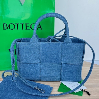 BV Bottega Veneta 新品丹尼牛仔托特包 714613 從做預告開始 就被盯得緊緊的牛仔包出霍啦 無性別風格的牛仔托特包，真的愛了 柔軟的牛仔材質摸起來太舒服 也不會有折痕 尺寸適中 內帶小包，上身真的超有感覺 讓人心情愉悅的