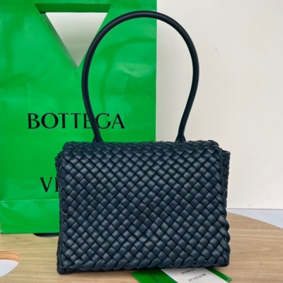 BV Bottega Veneta 2022秋冬新品PATTI 編織手提包 717755 同樣採用標誌性的intrecciato編織皮革工藝以及柔軟的小羊皮製成，設計風格簡約，優雅 俐落 單肩設計 凹顯極具格調的設計巧思，無論是在重工藝上，