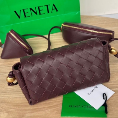 BV Bottega Veneta 2023秋冬新款三合一 717429 經典的傳承編織工藝 多功能斜挎包 採用羊皮皮材質 舒適耐用 配有一個主隔層 眼鏡盒和耳機盒 再也不用擔心小東西不翼而飛的問題 超級實用的三合一 適合各種凹造型 快來g