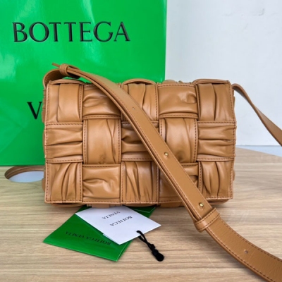 BV Bottega Veneta 新任設計師第一季作品2023秋冬系列 717089 Cassette 褶皺版，以經典的編織工藝，且在工藝上注入重工藝，採用BV最拿手的高質感油蠟牛皮內裡羊皮製成，整體隱隱帶有一種獨有的光澤 超有質感且十分