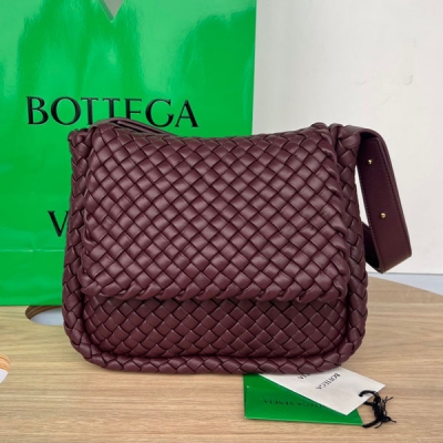 BV Bottega Veneta 2023秋冬新品COBBLE 肩背包 709418 經典的細編織回歸啦！回味不一樣的風格和回憶 同樣採用標誌性的intrecciato編織皮革工藝以及柔軟的小羊皮製成，設計風格簡約，優雅 俐落 凹顯極具格