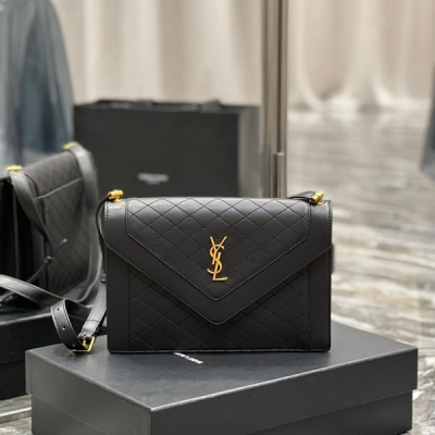 Yves Saint Laurent YSL 聖羅蘭 GABY 絎縫紋路信封包，採用義大利小羊皮，裡外全皮，配上精細手工精心製作，獨家定制金屬YSL logo彰顯個性，翻蓋設計確保使用的安全性，包內設有兩個主隔層，一個拉鍊內袋，肩帶的五金設