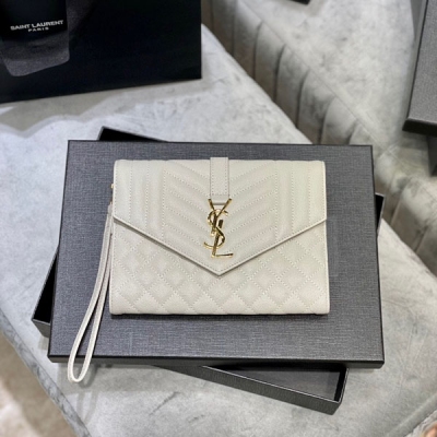 Yves Saint Laurent YSL 聖羅蘭 魚子醬手包，配可以拆卸手腕帶，耐磨的魚子醬紋路，百分百進口小牛皮，羅緞內裡，包內有平口袋！出門必備單品！非常非常百搭！簡單實用款。配手包盒 型號：617662 尺寸：21×6×3cm