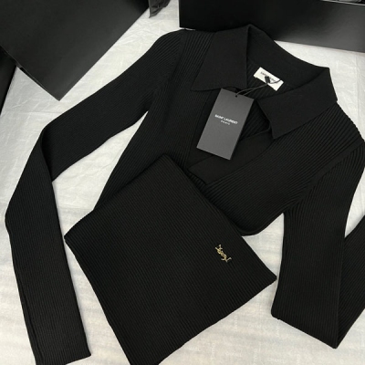 Yves Saint Laurent YSL 聖羅蘭 SLP 2023s Polo領針織長袖上衣黑色打底裡的天花板 紙片人身材的秘訣 極簡風針織絕對是線條的最佳解鎖神器 深V領口適既性感又增加了層次 全包裹的設計將身材完美勾勒 搭配高腰褲絕