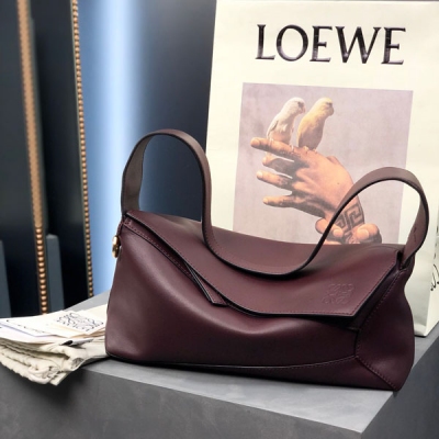 Loewe羅意威 LOEWE 羅意威 Puzzle Hobo 腋下手袋 新色上線 型號:062137 尺寸:高14-寬28.7-深10.7cm（提手高度25cm）拽姐辣妹必備！作為一個腋下包容量無敵，中古造型，復古感滿滿。可手拎單肩背，背面