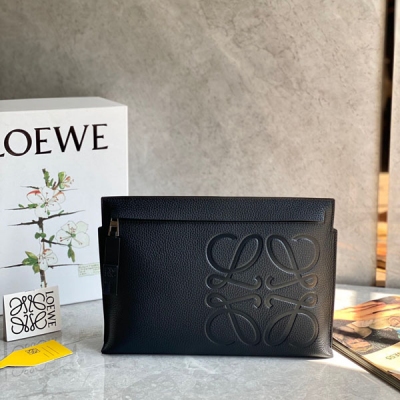 Loewe羅意威 最新顆粒紋T pouch 系列手包出貨選用質感柔軟顆粒紋小牛皮製成，手感超贊，正面飾有Anagram 壓紋大logo，碰撞出與眾不同的都市時尚！size:29.5*20cm