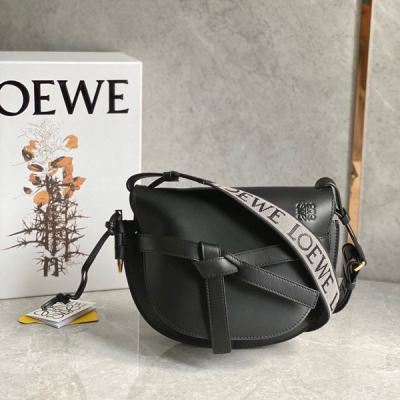 Loewe羅意威升級版字母寛肩帶馬鞍包MiniGateDual手袋出貨 絕絕子寬肩帶簡直是靈魂之筆 賦予了gate全新的生命包身採用柔軟牛皮革精製而成，可拆卸調節牛皮提繡花肩帶 單肩斜挎、腰包 胸包都非常~背上身很顯氣質 容量也非常線上 必