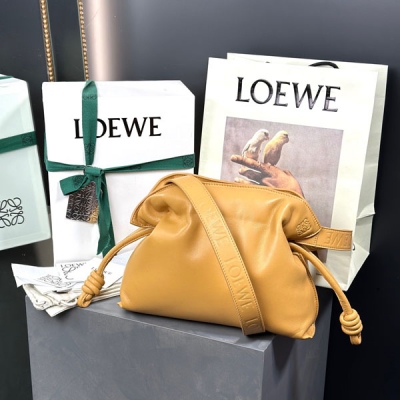 Loewe羅意威 Flamenco 麵包福袋 全新升級 尺寸：30x24x9cm 型號262228咖啡色 劉雯同款，束口抽繩演繹經典福袋造型，磁扣開合，細膩綿軟小羊皮定制，內置 鵝絨填充物。軟糯可愛的小福袋 軟敷敷手感超級好，時髦又舒適！可