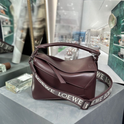 Loewe羅意威 Puzzle edge 2023早春爆款現貨 尺寸:24×16.5×10.5cm 編碼:230106洋薊綠 靈感來自於中國古代陶瓷的單色釉料，在原本經典幾何造型升級改版，採用同色系五金配件，同色系提花肩帶（可調節長度）和同