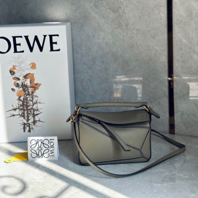 Loewe羅意威 puzzle荔枝皮家族再添一員 苔蘚綠 簡約大氣的幾何設計可甜可鹽定制荔面牛皮 棉麻內襯 mini號小身材大容量口紅，粉餅統統進來 毫無壓力哈 size:18*11*7.5cm/size:24*10*14cm