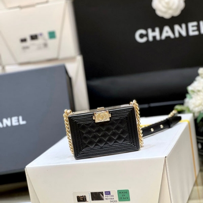 Chanel香奈兒 2022A 高級手工坊系列 BOY小廢包 Boy自問世以來，都是小香的經典之作！這次出的mini boy小廢包更是迎合最新潮流 這只零錢袋是十足小廢包，只能裝的下可愛和口紅，鑰匙，卡片之類的小物件！但絲毫不減它的火熱 編