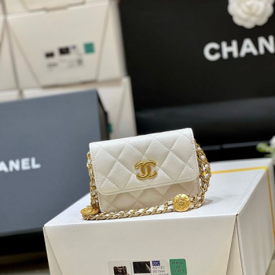 Chanel香奈兒 2022A 高級手工坊系列 金幣小廢包 小香幸運金幣包一直都是搶爆的款式，專櫃真的超級難買 一個包就有六枚幸運金幣，上身絕對酷爆，自重也不重哦！ 還是最最貼心的荔枝牛皮！這只零錢袋是十足小廢包，只能裝的下可愛和口紅，鑰匙