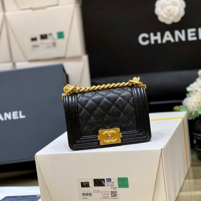 Chanel香奈兒 2022A新款，經典mini boy新尺寸，超級可愛 全新至尊版本 純原廠boy 經典款之Le boy 荔枝皮 皮料：歐洲原廠haas正品荔枝皮 五金：義大利進口24k鍍厚金做舊鋼鎖 貨源稀少，經常容易斷貨 整個包的手感