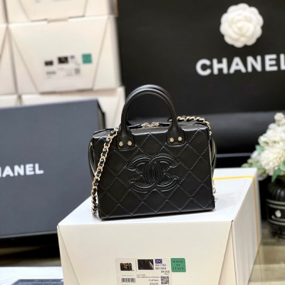 Chanel香奈兒 2022b 秋冬新款預告系列 本季特別火的復古盒子小包 22b店裡的大爆款，非常經典 到貨量非常少！實物真是絕絕子，非常實用！很復古 上身也很好搭配哦 包包雖小，大手機也可以放下哦 獨家進口小牛皮 編號AS3344 尺寸