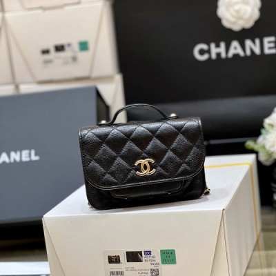 Chanel香奈兒 2022b 秋冬新款預告系列 本季特別火的mini郵差小包 22b店裡的大爆款，非常經典 真的非常難買，代購都要溢價！實物真的超級超級好看，一定要買 還是貼心的荔枝牛皮！手提斜挎都可以 上身非常好搭配 獨家原廠正品haa