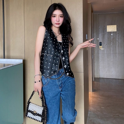 Chanel香奈兒 2022/FW 早秋logo皮馬甲江疏影同款 無論是搭T恤或是襯衣 整體look更加有時髦層次感SML