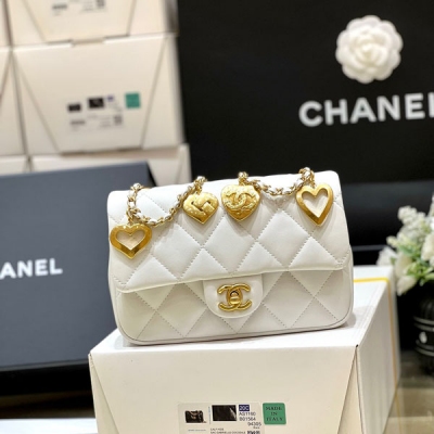 Chanel香奈兒 2022b 秋冬新款預告系列 CF限量版愛心吊墜鏈條包 正品購入開發 22b唯一的限量版，cf經典版型加上愛心吊墜，實物真的太美啦！很特別 上身也很好搭配哦 裡外都是全皮 獨家方框原廠正品小羊皮 3457 大號尺寸14*