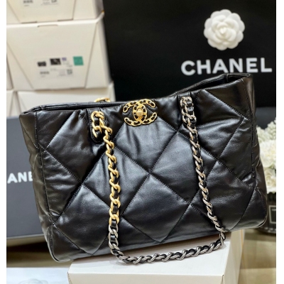 Chanel香奈兒 2022k 秋冬高級成衣系列 shopping bag 19橫款購物包 正品購入開發 22k 19 BAG Tote橫款購物包 集齊了19所有經典元素！大菱格非常大氣，容量超級大 手感超柔軟 非常經典實用，值得入手！原廠