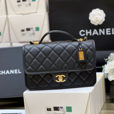 Chanel香奈兒 秋冬高級成衣系列 2022k 實用郵差包 22k超難買的款式之一郵差包是非常經典的版型，耐看實用是他的特點，加上這塊金屬吊牌，高級感滿滿還是最最貼心的haas荔枝牛皮！超級推薦 獨家原廠正品haas荔枝皮 AS3653，