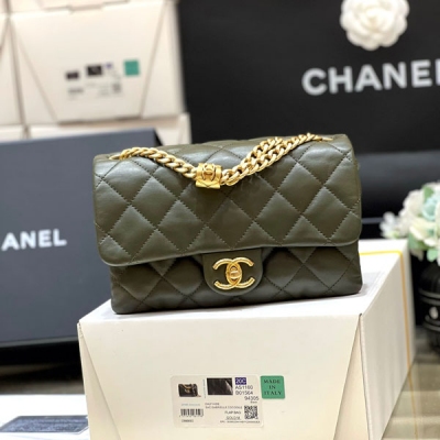 Chanel香奈兒 2023k 秋冬高級成衣系列 本季最火最搶手的小金柱調節包 正品購入開發 22k 新款真是一包難求！貨量非常少！像這樣的熱門款式，都需要溢價買 沿用cf經典版型，鏈條增加了小金柱調節扣真的太實用啦 可以隨意調節長短 超級