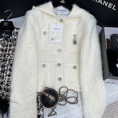 Chanel香奈兒 2023/FW 毛絨連帽外套 具有代表性的高級奶白色 定制的雪花扣細節分 連帽設計更是減齡 可可愛愛盡顯慵懶感 冬日下身搭靴子完美！SML