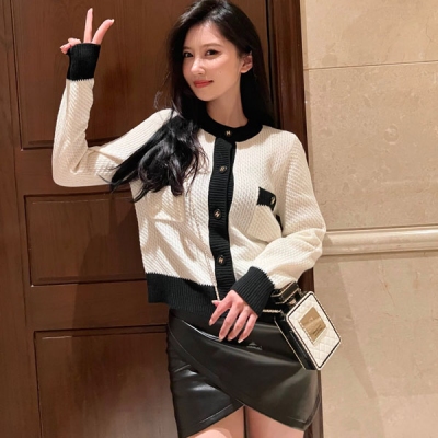 Chanel香奈兒 2023/Fw 羊毛針織開衫 這一季的紐扣都太精美了 藝 櫻花粉+奶白色 非常顯氣質的配色！胖瘦身材都可以駕馭 經典小圓領雙口袋 俏皮時髦 SM