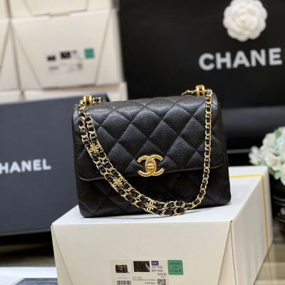 Chanel香奈兒 2023k 秋冬高級成衣系列 荔枝牛皮方胖子 超難買的款式之一 經典cf版型做了單蓋設計，容量更大更實用 肩帶也是特別用心，做了雙排雙c鏈！還是最最貼心的haas荔枝牛皮！超級推薦 獨家原廠正品haas荔枝皮 AS358