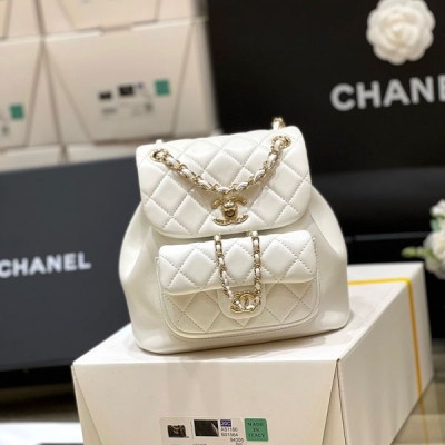 Chanel香奈兒 純原廠Duma 2023A 高級手工坊系列 新顏色 新出的版本是小羊皮的哦，更加柔軟和經典 作為22A最火之一的Duma雙背包！從去年問世一直火到現在，尤其今年幾個新顏色，專櫃都是特別難搶的 實物真的太美太美啦，一定要入