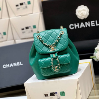 Chanel香奈兒 純原廠Duma 2023A 高級手工坊系列 新顏色 新出的版本是小羊皮的哦，更加柔軟和經典 作為22A最火之一的Duma雙背包！從去年問世一直火到現在，尤其今年幾個新顏色，專櫃都是特別難搶的 實物真的太美太美啦，一定要入