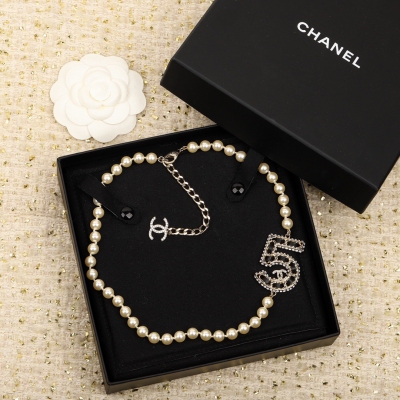 Chanel香奈兒 本季必入爆款！CHANEL 5號choker短項鍊 非常重工，我們一致致正品，全部採用施華洛世奇鑽+施華洛珍珠+黃銅材質，每個字母的棱棱角角跟足正品來，鏈條也是一致正品鏈條，全部真金電鍍，非市面假金電鍍，真的美哭了 絕對