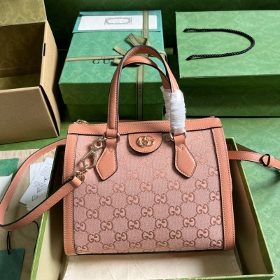 GUCCI古馳 Ophidia系列GG小號托特包。品牌標誌性面料GG帆布一如既往為經典單品添光加彩。作為Ophidia系列包袋的象徵，GG帆布在本季以新穎粉色亮眼呈現，與玫瑰金色配件交相輝映。粉色皮革滾邊令這款小號托特包魅力更添。粉色GG帆