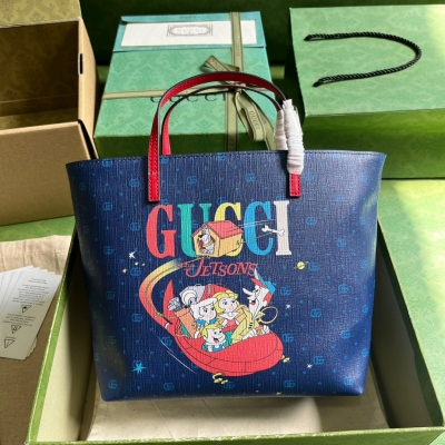GUCCI古馳 兒童印花購物包。傑森一家以2062年為背景，夢幻呈現一個充滿神奇道具和異想天開的小發明的未來太空時代，演繹技術烏托邦主義世界。多款成衣及配飾單品搭配動物和機器人等印花或刺繡細節，趣致融合傑森一家相關角色和Gucci標識。飾G