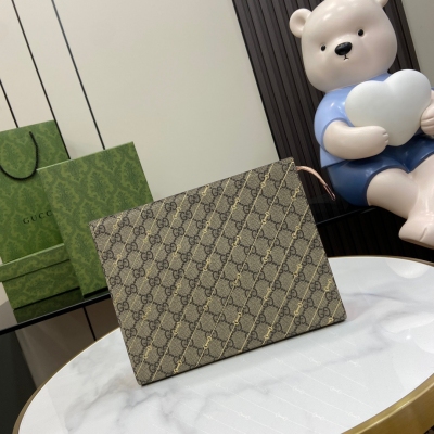 GUCCI古馳 Horsebit 1955系列手拿包。值此經典馬銜扣造型配件誕生70周年之際，品牌煥新糅合實用性能與時尚廓形，以富有辨識度的精緻面料和精湛工藝點睛品牌風尚。經典長方形肩背包採用不對稱廓形設計，以可持續材，Demetra匠心打