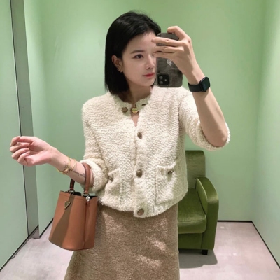 Prada普拉達 2023fw 法式中袖針織開衫 復古紐扣小短款設計 經典小版型更顯身材比例 中袖短款剪裁完美塑形 打造大長腿身材比例 假期出行舒適度非常高 SML