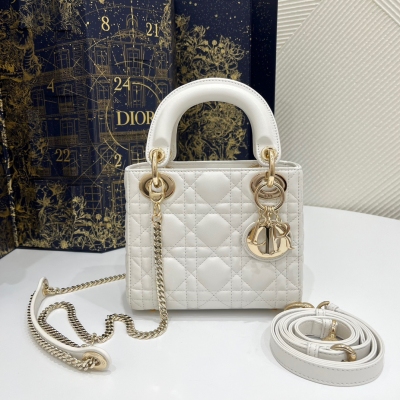 Dior迪奧 公主白金 Classic Lady 戴妃包，標誌性的字母吊飾，經典的菱格，手感極好的綿羊皮，人手一個必備的三格小包。迷人優雅又氣場十足，斜挎手拎也是女人味十足，經典時尚風格。ins和眾多時尚icon都人手一個的美包，別錯過哦