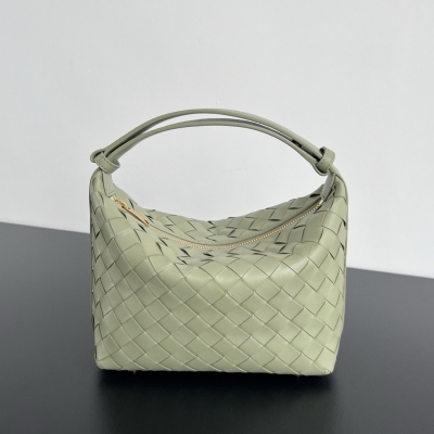BV Bottega Veneta Wallace肩背便當包 拎上就走的一款飯盒包 經典的intrecciato編織工藝而成 體現了bottega的匠人精神 整個包身採用頂級的happa小羊皮 非常柔軟 輕質 小小的包型可愛也精緻 內裡容量