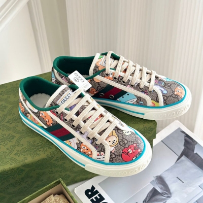 GUCCI古馳 Tennis 1977丹寧系列休閒鞋樂福鞋 鞋面定制原版牛仔布，內裡原版定制草綠色帆布加毛巾乳膠墊腳，原版開模大底，男女碼的大底不一樣哦，最新綠盒包裝，情侶款！ 女碼35-40（34定制） 男碼39-44（45定制）