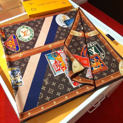 LV路易威登 絲絨方巾，頂級斜紋真絲羊絨材質純手工卷邊，輕奢感十足 專櫃新款面料追求造型，手感挺括，高端設計師配色均考慮上身效果和色彩飽和度，色澤新鮮濃郁非常精緻又有名媛氣質！好貨不等人，喜歡就不能錯過哦！快快