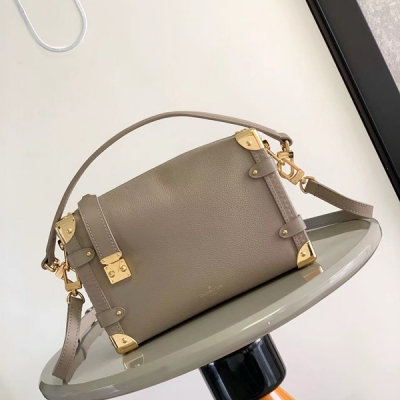 LV路易威登 M25160 M25207 全皮軟盒子系列 Side Trunk 中號手袋 創意總監 Nicolas Ghesquière 以本款雅致 Side Trunk 中號手袋致意品牌傳統硬箱。粒面牛皮革包