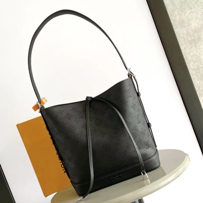 LV路易威登 Flore 手袋 M12139 M12140 以鏤花牛皮革演繹 Monogram 穿孔圖案，借耀目金屬件點亮水桶包廓形。系結開合實現穩妥收納，拉鍊內袋方便存放貴重物品 尺寸28x27x10cm